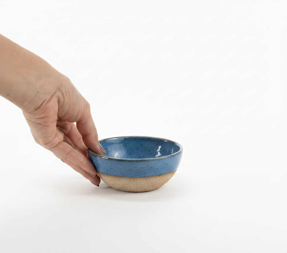 Bowl Encontro redondo em cerâmica artesanal — tamanho 10cm x 5cm, argila Flocos, esmalte Azul Safira