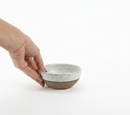 Bowl Encontro redondo em cerâmica artesanal — tamanho 10cm x 5cm, argila Flocos, esmalte Branco AMME