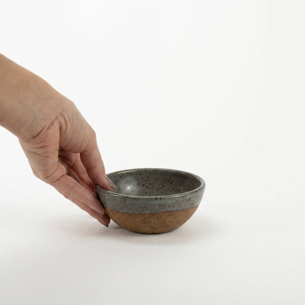 Bowl Encontro redondo em cerâmica artesanal — tamanho 10cm x 5cm, argila Flocos, esmalte Grafite