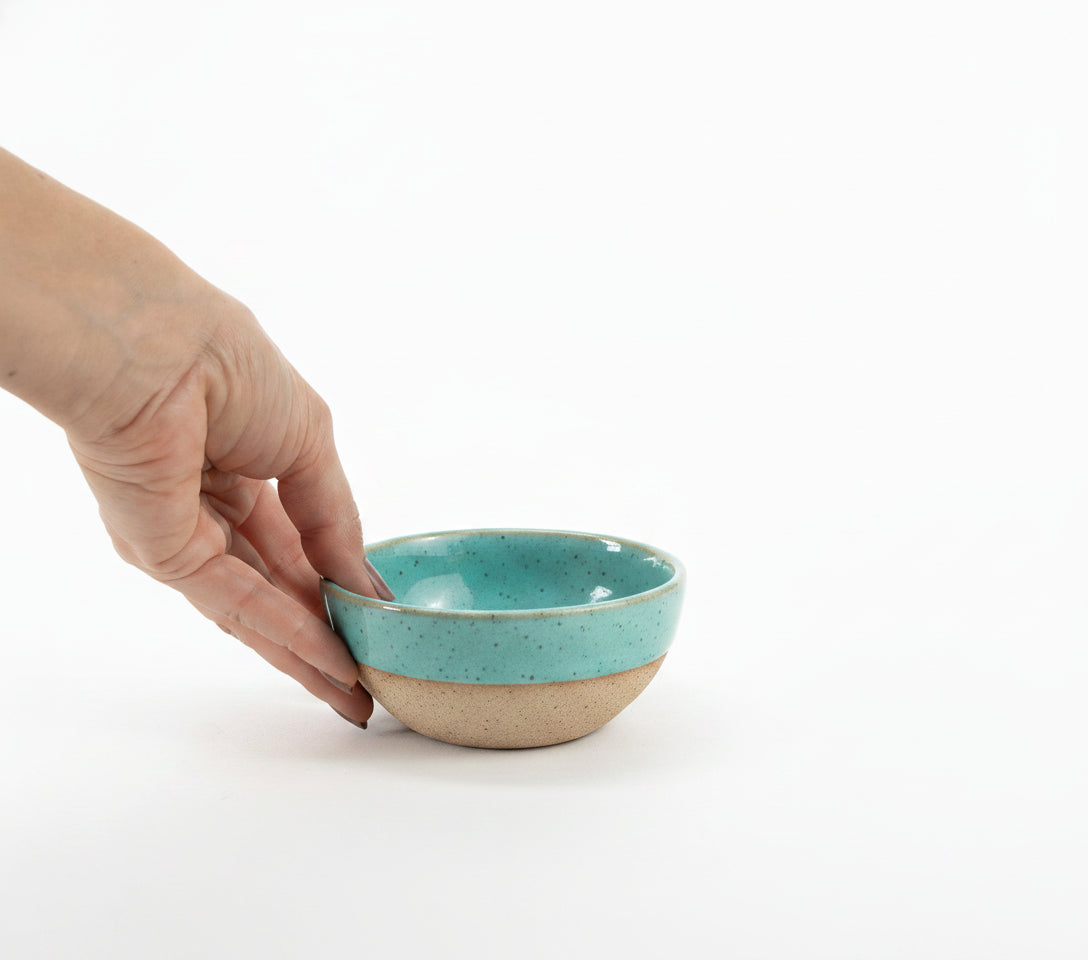 Bowl Encontro redondo em cerâmica artesanal — tamanho 10cm x 5cm, argila Flocos, esmalte Jujuba