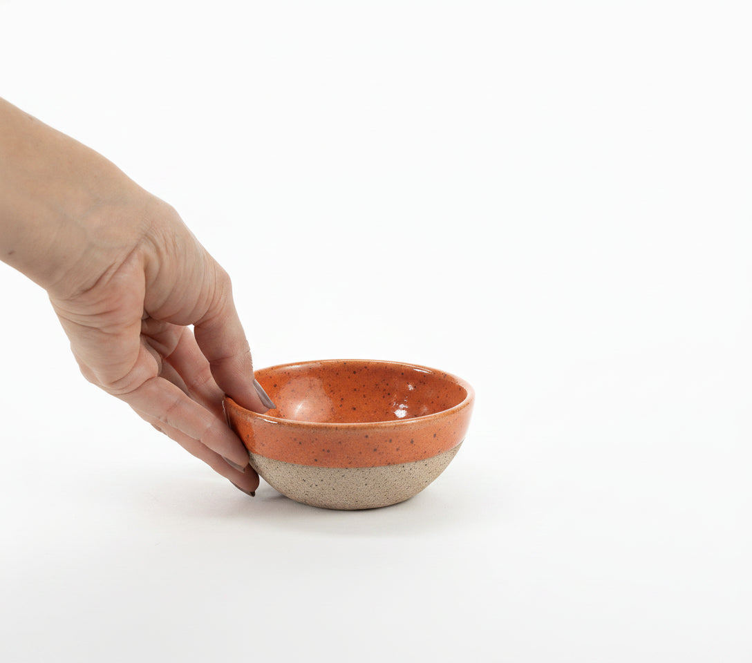 Bowl Encontro redondo em cerâmica artesanal — tamanho 10cm x 5cm, argila Flocos, esmalte Laranja Intenso