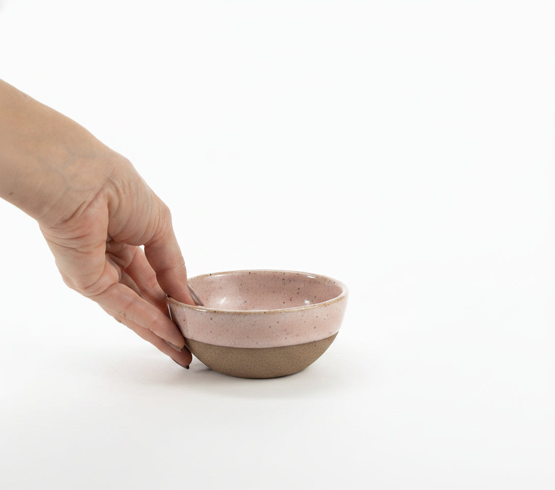 Bowl Encontro redondo em cerâmica artesanal — tamanho 10cm x 5cm, argila Flocos, esmalte Nude