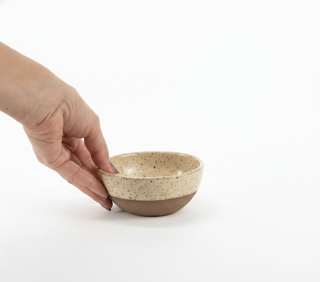 Bowl Encontro redondo em cerâmica artesanal — tamanho 10cm x 5cm, argila Flocos, esmalte Pedra Sabão