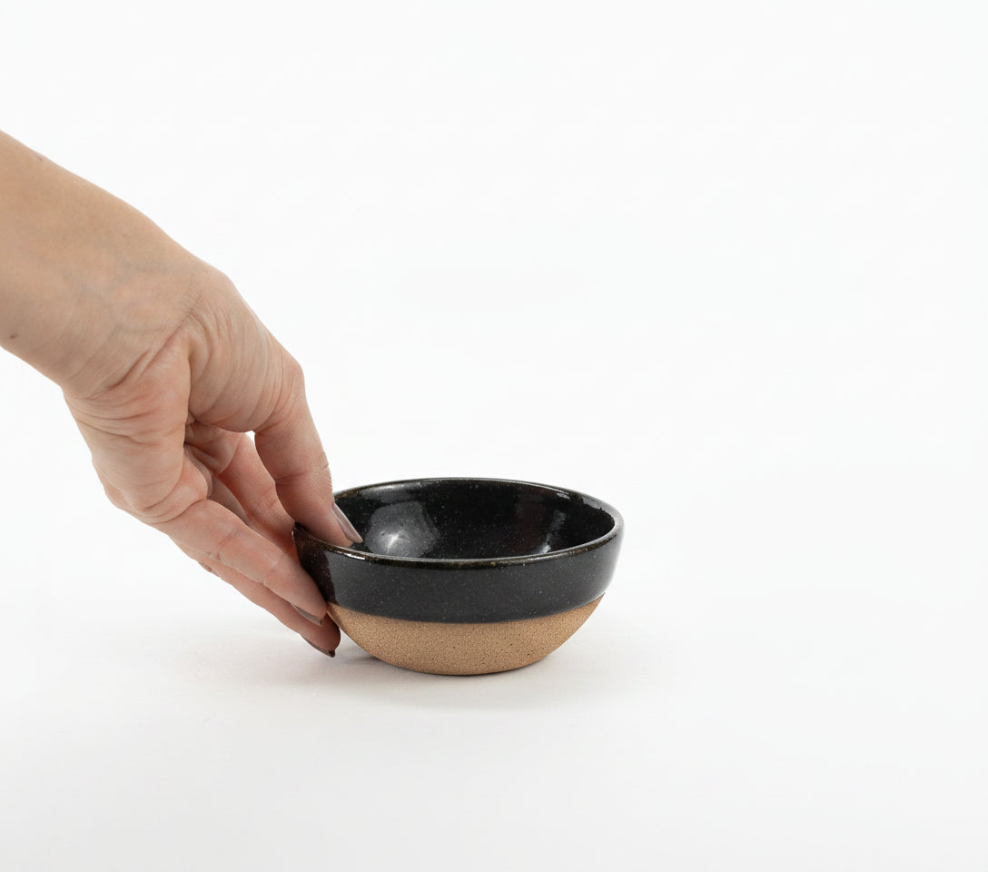 Bowl Encontro redondo em cerâmica artesanal — tamanho 10cm x 5cm, argila Flocos, esmalte Preto Ébano
