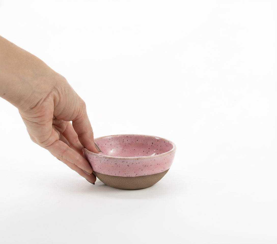 Bowl Encontro redondo em cerâmica artesanal — tamanho 10cm x 5cm, argila Flocos, esmalte Rosa Barbie