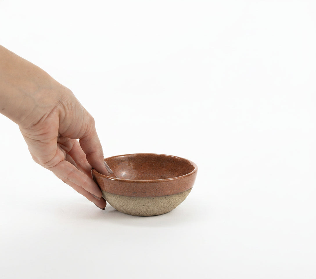 Bowl Encontro redondo em cerâmica artesanal — tamanho 10cm x 5cm, argila Flocos, esmalte Sol de Terracota