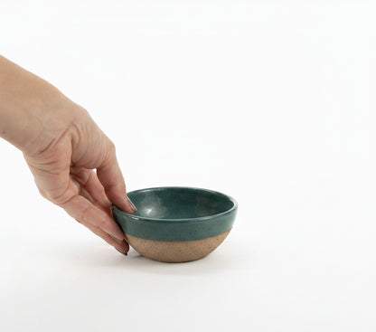 Bowl Encontro redondo em cerâmica artesanal — tamanho 10cm x 5cm, argila Flocos, esmalte Verde Exército