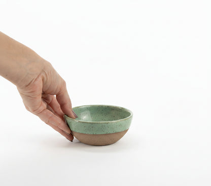 Bowl Encontro redondo em cerâmica artesanal — tamanho 10cm x 5cm, argila Flocos, esmalte Verde Menta
