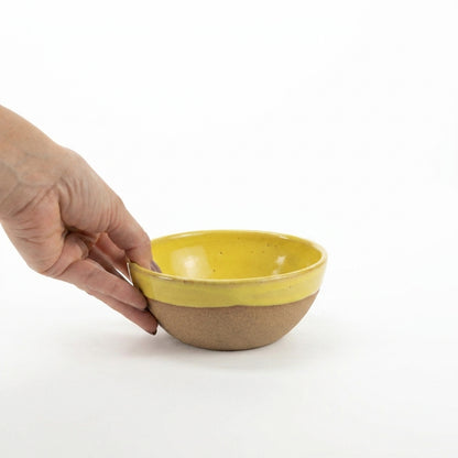 Bowl Encontro redondo em cerâmica artesanal — tamanho 13cm x 5cm, argila Cappuccino, esmalte Amarelo Intenso
