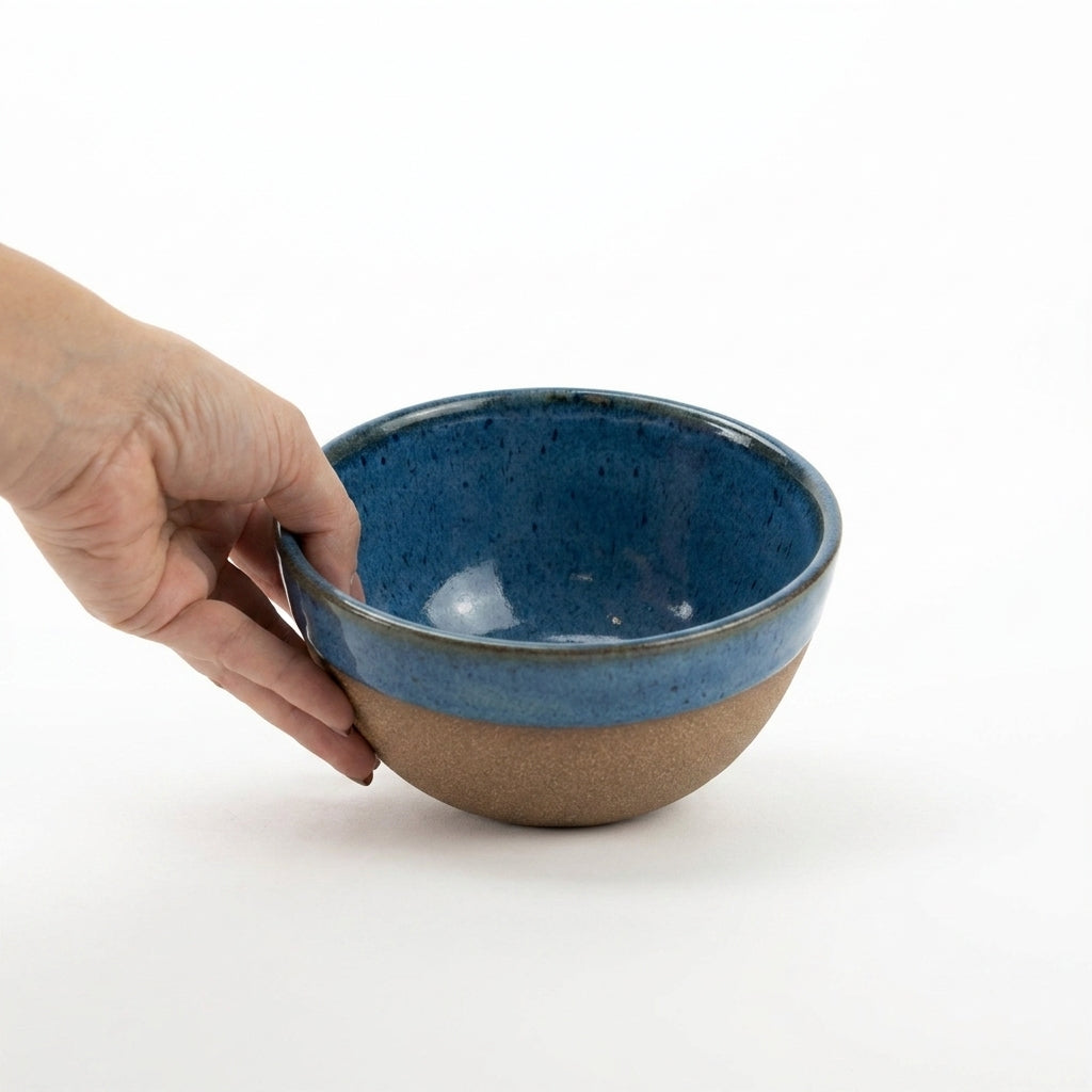 Bowl Encontro redondo em cerâmica artesanal — tamanho 13cm x 5cm, argila Cappuccino, esmalte Azul Safira