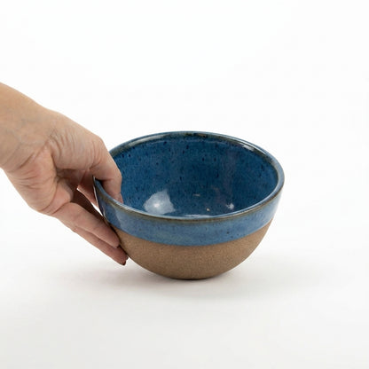 Bowl Encontro redondo em cerâmica artesanal — tamanho 13cm x 5cm, argila Cappuccino, esmalte Azul Safira