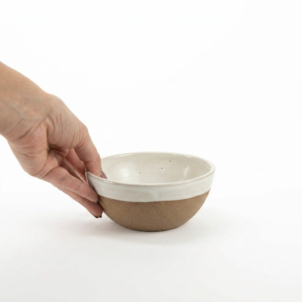 Bowl Encontro redondo em cerâmica artesanal — tamanho 13cm x 5cm, argila Cappuccino, esmalte Branco AMME