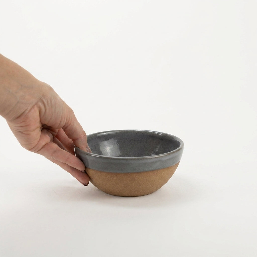 Bowl Encontro redondo em cerâmica artesanal — tamanho 13cm x 5cm, argila Cappuccino, esmalte Grafite
