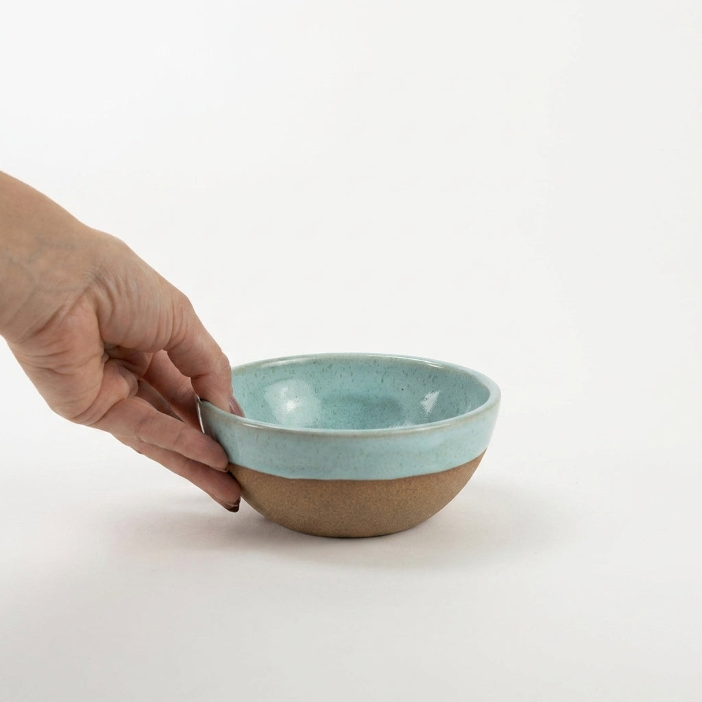 Bowl Encontro redondo em cerâmica artesanal — tamanho 13cm x 5cm, argila Cappuccino, esmalte Jujuba