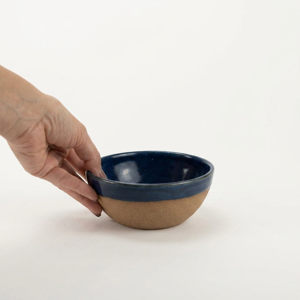 Bowl Encontro redondo em cerâmica artesanal — tamanho 13cm x 5cm, argila Cappuccino, esmalte Lazuli
