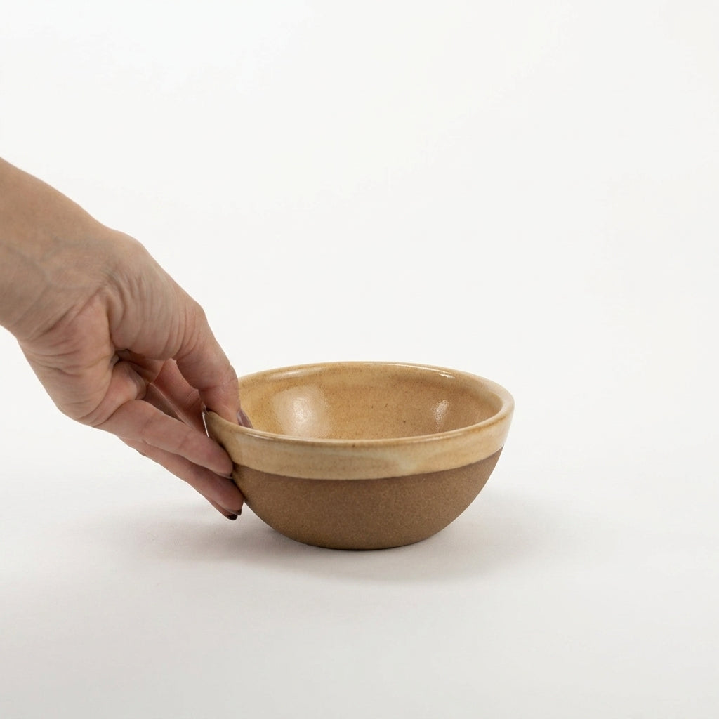 Bowl Encontro redondo em cerâmica artesanal — tamanho 13cm x 5cm, argila Cappuccino, esmalte Pedra Sabão