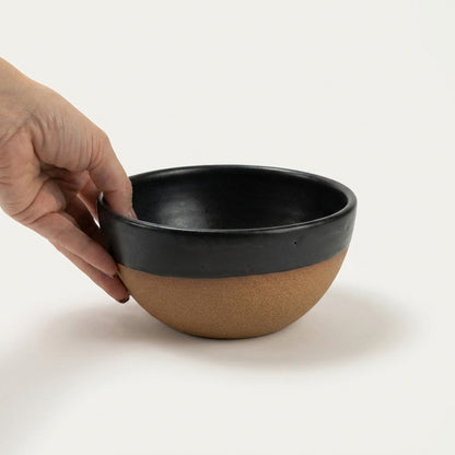 Bowl Encontro redondo em cerâmica artesanal — tamanho 13cm x 5cm, argila Cappuccino, esmalte Preto Acetinado