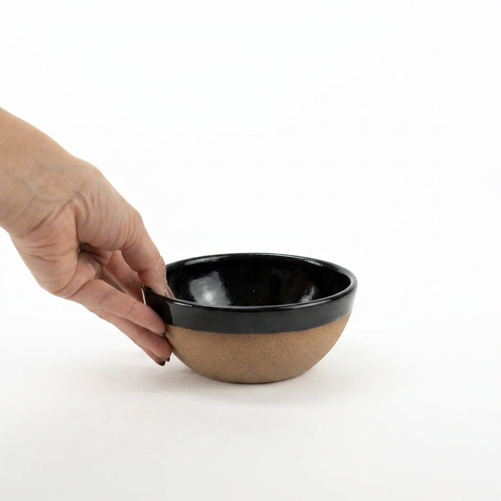 Bowl Encontro redondo em cerâmica artesanal — tamanho 13cm x 5cm, argila Cappuccino, esmalte Preto Ébano