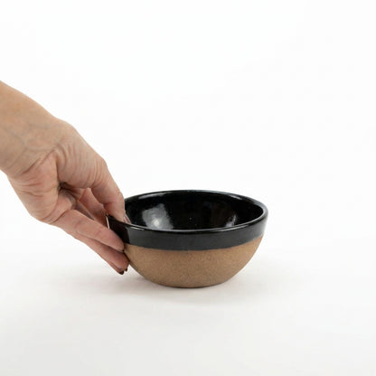 Bowl Encontro redondo em cerâmica artesanal — tamanho 13cm x 5cm, argila Cappuccino, esmalte Preto Ébano