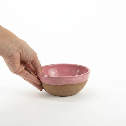 Bowl Encontro redondo em cerâmica artesanal — tamanho 13cm x 5cm, argila Cappuccino, esmalte Rosa Barbie