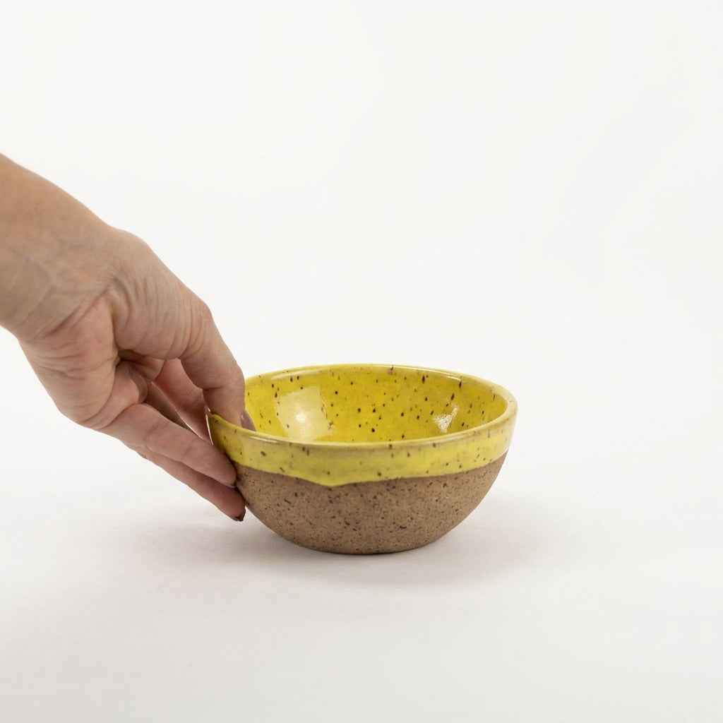 Bowl Encontro redondo em cerâmica artesanal — tamanho 13cm x 5cm, argila Flocos, esmalte Amarelo Intenso