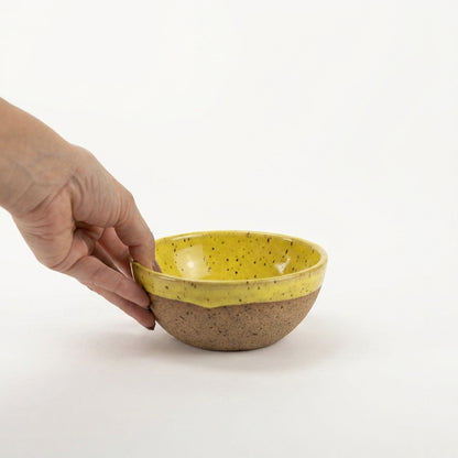 Bowl Encontro redondo em cerâmica artesanal — tamanho 13cm x 5cm, argila Flocos, esmalte Amarelo Intenso