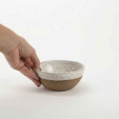 Bowl Encontro redondo em cerâmica artesanal — tamanho 13cm x 5cm, argila Flocos, esmalte Branco AMME
