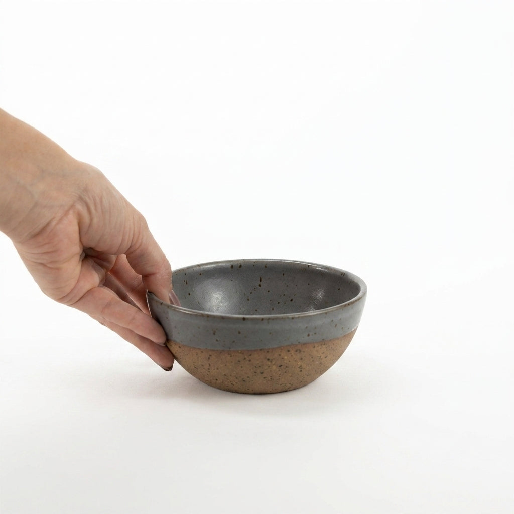 Bowl Encontro redondo em cerâmica artesanal — tamanho 13cm x 5cm, argila Flocos, esmalte Grafite