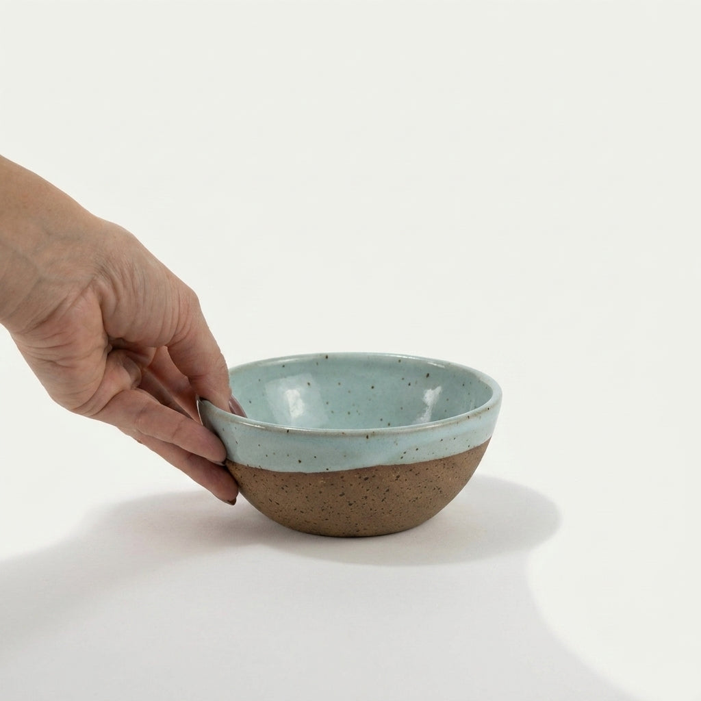 Bowl Encontro redondo em cerâmica artesanal — tamanho 13cm x 5cm, argila Flocos, esmalte Jujuba