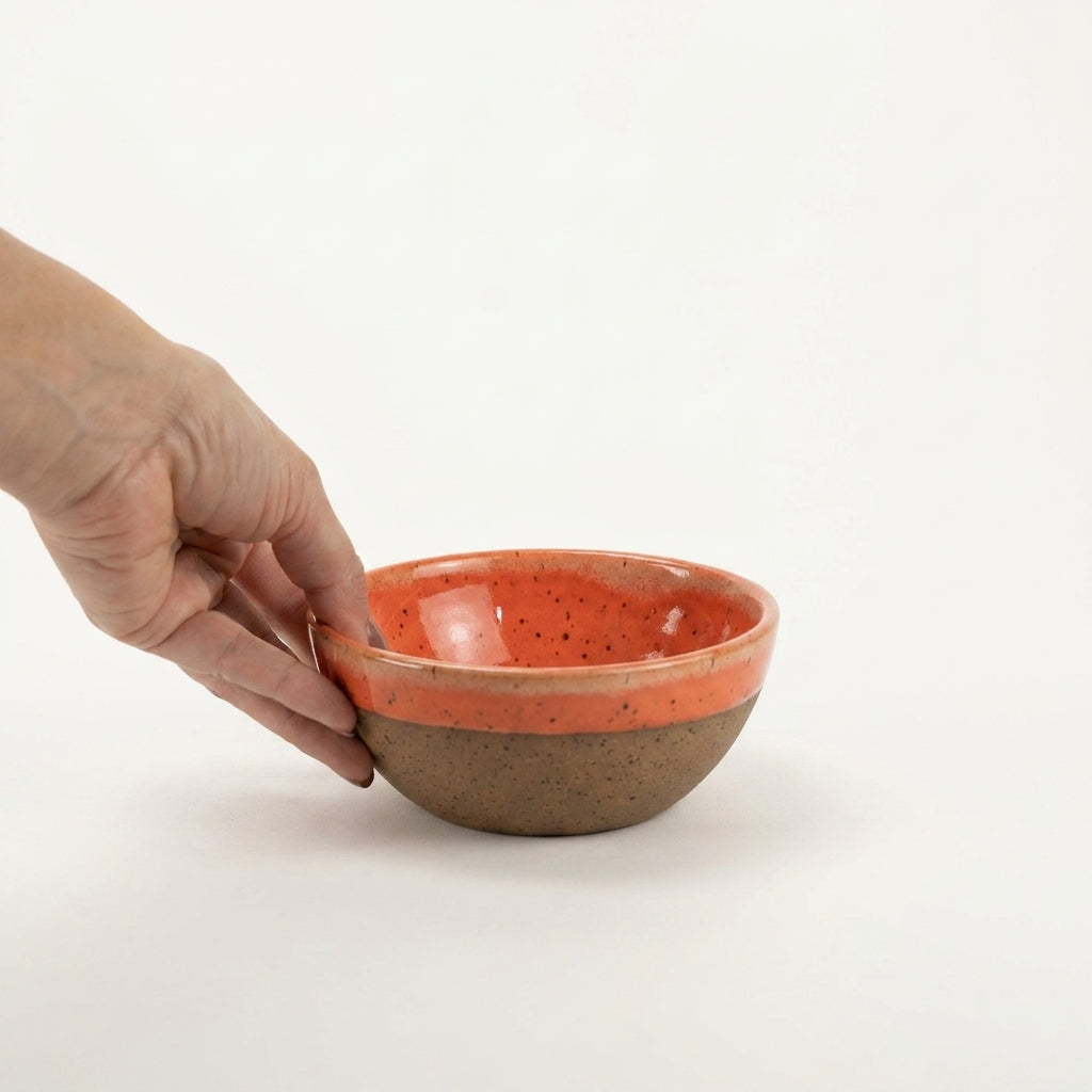 Bowl Encontro redondo em cerâmica artesanal — tamanho 13cm x 5cm, argila Flocos, esmalte Laranja Intenso