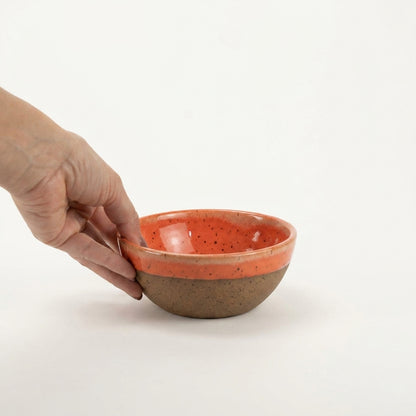 Bowl Encontro redondo em cerâmica artesanal — tamanho 13cm x 5cm, argila Flocos, esmalte Laranja Intenso