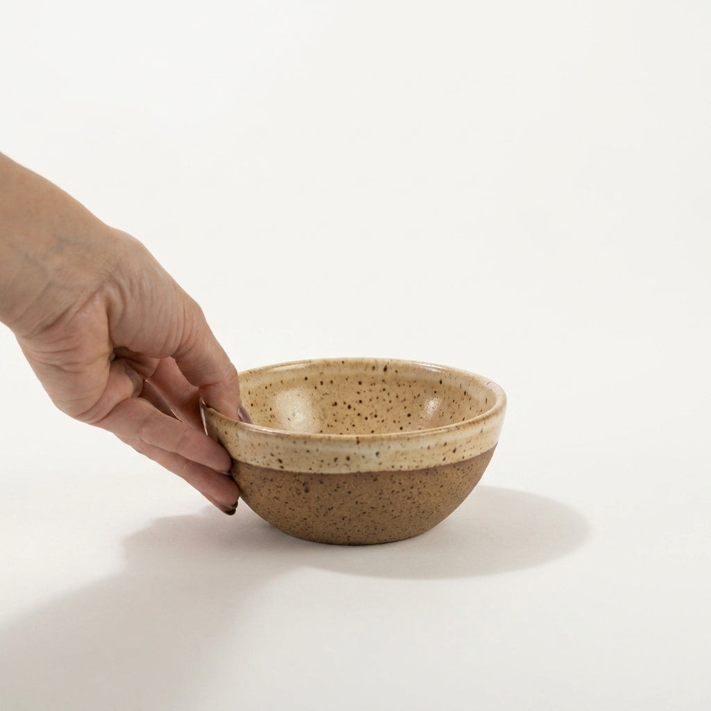 Bowl Encontro redondo em cerâmica artesanal — tamanho 13cm x 5cm, argila Flocos, esmalte Pedra Sabão