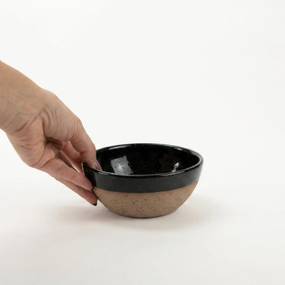 Bowl Encontro redondo em cerâmica artesanal — tamanho 13cm x 5cm, argila Flocos, esmalte Preto Ébano