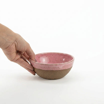 Bowl Encontro redondo em cerâmica artesanal — tamanho 13cm x 5cm, argila Flocos, esmalte Rosa Barbie