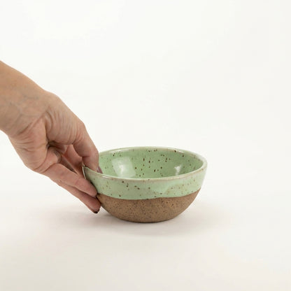 Bowl Encontro redondo em cerâmica artesanal — tamanho 13cm x 5cm, argila Flocos, esmalte Verde Menta