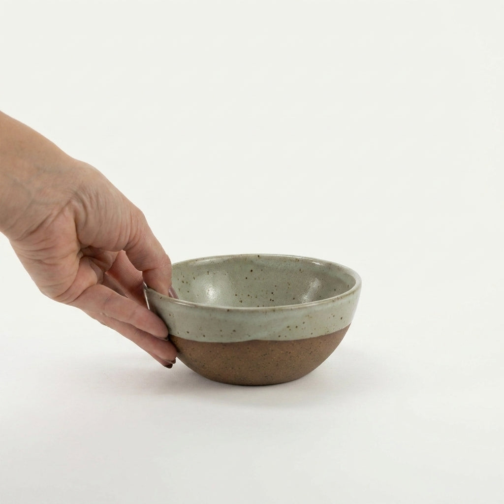 Bowl Encontro redondo em cerâmica artesanal — tamanho 13cm x 5cm, argila Flocos, esmalte Verde Pompeia