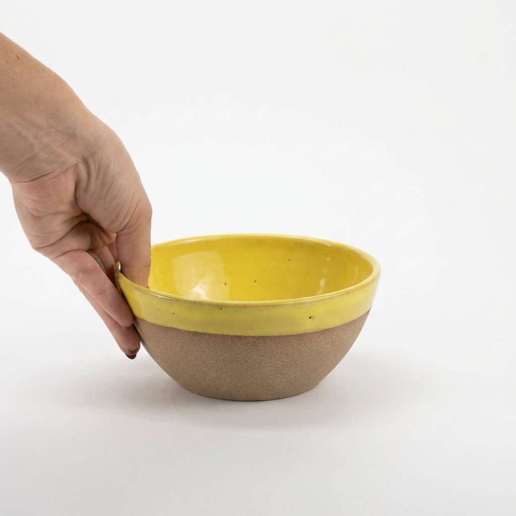 Bowl Encontro redondo em cerâmica artesanal — tamanho 16cm x 7cm, argila Cappuccino, esmalte Amarelo Intenso