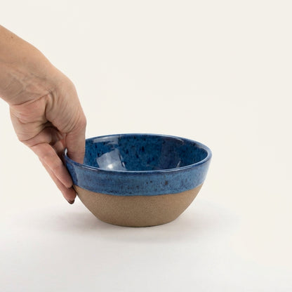 Bowl Encontro redondo em cerâmica artesanal — tamanho 16cm x 7cm, argila Cappuccino, esmalte Azul Safira