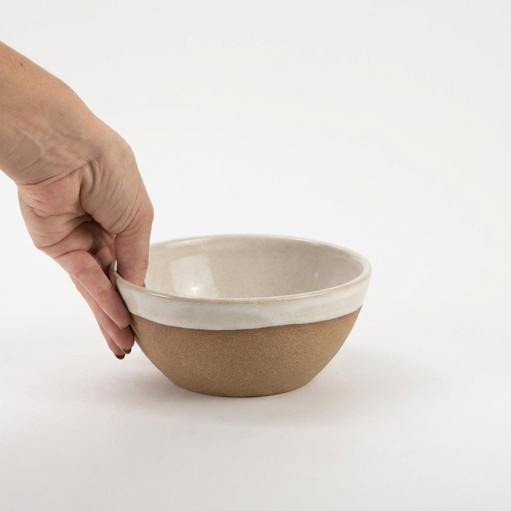 Bowl Encontro redondo em cerâmica artesanal — tamanho 16cm x 7cm, argila Cappuccino, esmalte Branco AMME