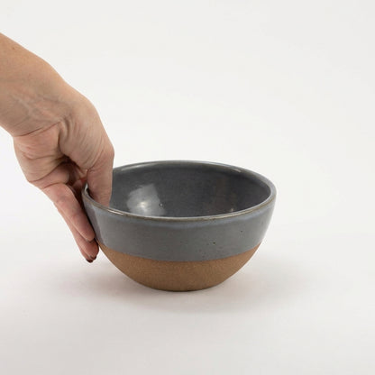 Bowl Encontro redondo em cerâmica artesanal — tamanho 16cm x 7cm, argila Cappuccino, esmalte Grafite