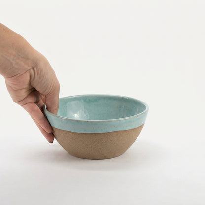 Bowl Encontro redondo em cerâmica artesanal — tamanho 16cm x 7cm, argila Cappuccino, esmalte Jujuba