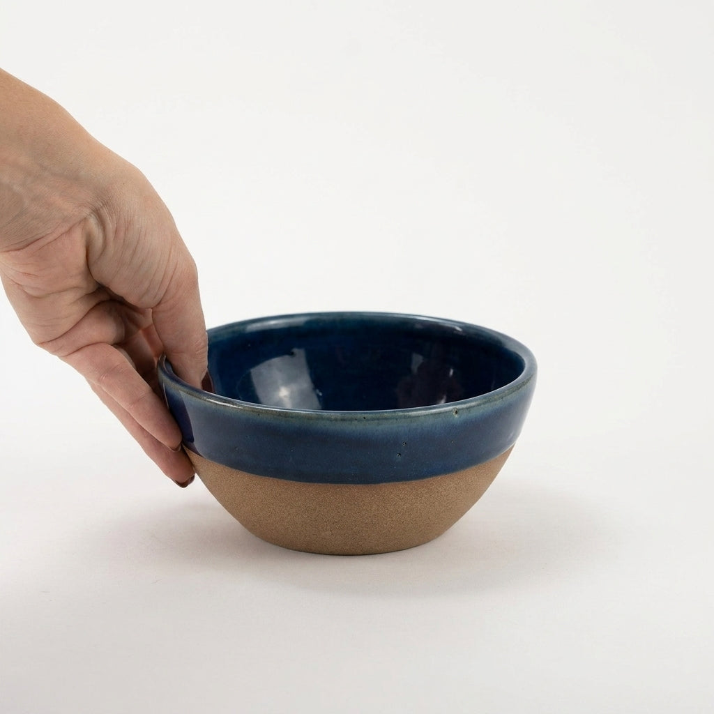 Bowl Encontro redondo em cerâmica artesanal — tamanho 16cm x 7cm, argila Cappuccino, esmalte Lazuli