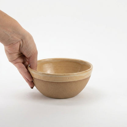Bowl Encontro redondo em cerâmica artesanal — tamanho 16cm x 7cm, argila Cappuccino, esmalte Pedra Sabão