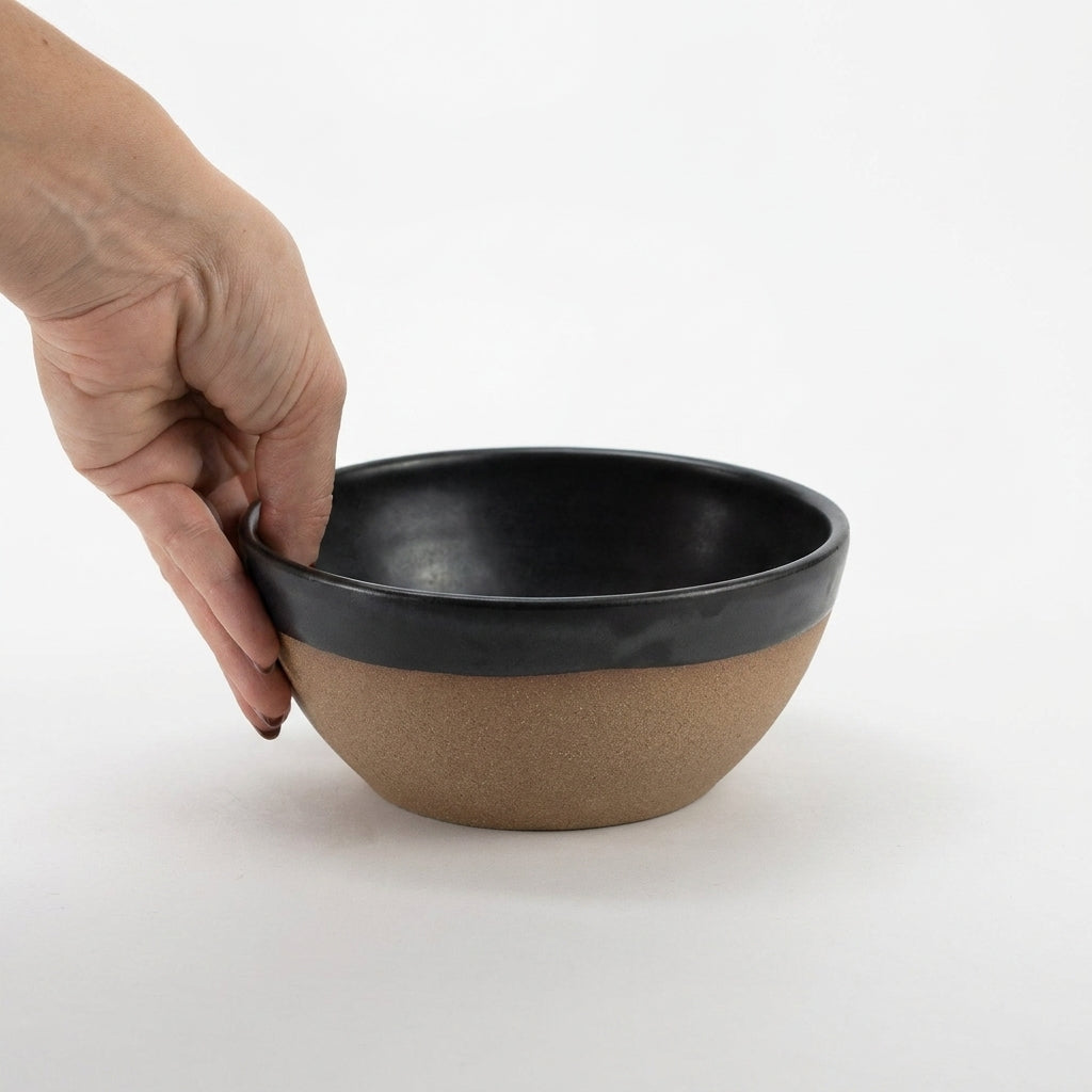 Bowl Encontro redondo em cerâmica artesanal — tamanho 16cm x 7cm, argila Cappuccino, esmalte Preto Acetinado