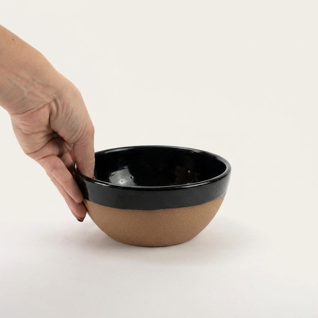 Bowl Encontro redondo em cerâmica artesanal — tamanho 16cm x 7cm, argila Cappuccino, esmalte Preto Ébano
