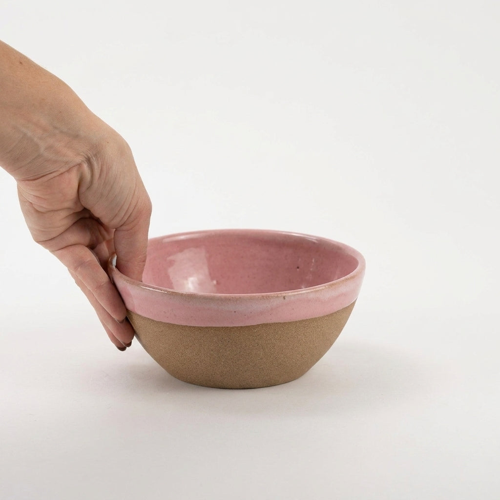 Bowl Encontro redondo em cerâmica artesanal — tamanho 16cm x 7cm, argila Cappuccino, esmalte Rosa Barbie