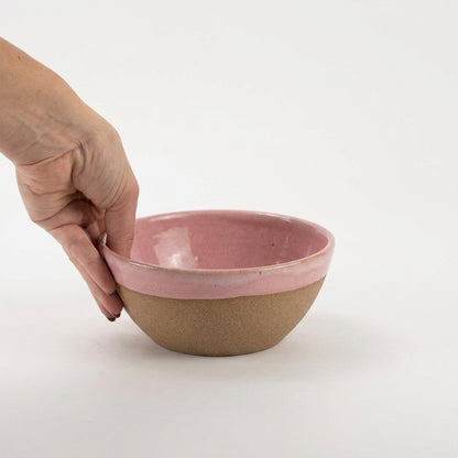 Bowl Encontro redondo em cerâmica artesanal — tamanho 16cm x 7cm, argila Cappuccino, esmalte Rosa Barbie