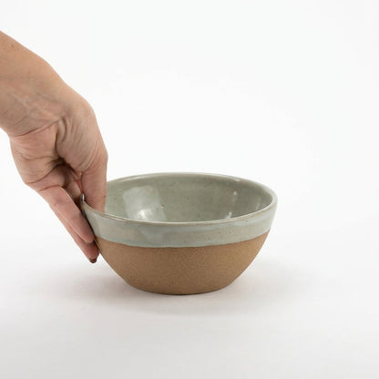 Bowl Encontro redondo em cerâmica artesanal — tamanho 16cm x 7cm, argila Cappuccino, esmalte Verde Pompeia