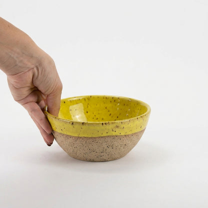 Bowl Encontro redondo em cerâmica artesanal — tamanho 16cm x 7cm, argila Flocos, esmalte Amarelo Intenso