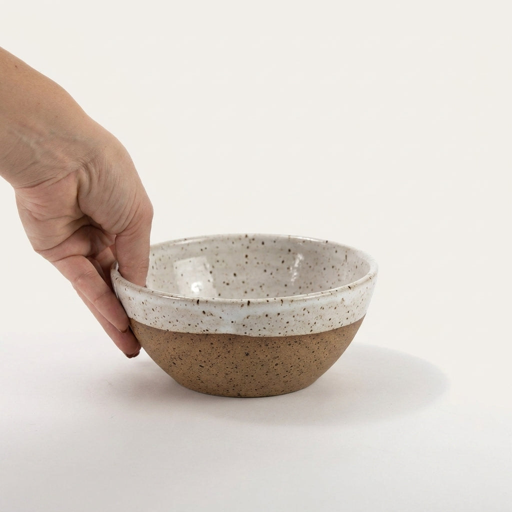 Bowl Encontro redondo em cerâmica artesanal — tamanho 16cm x 7cm, argila Flocos, esmalte Branco AMME
